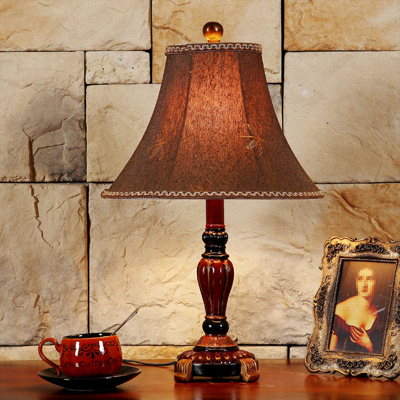 Lámpara elegante con pantalla de campana de tela
