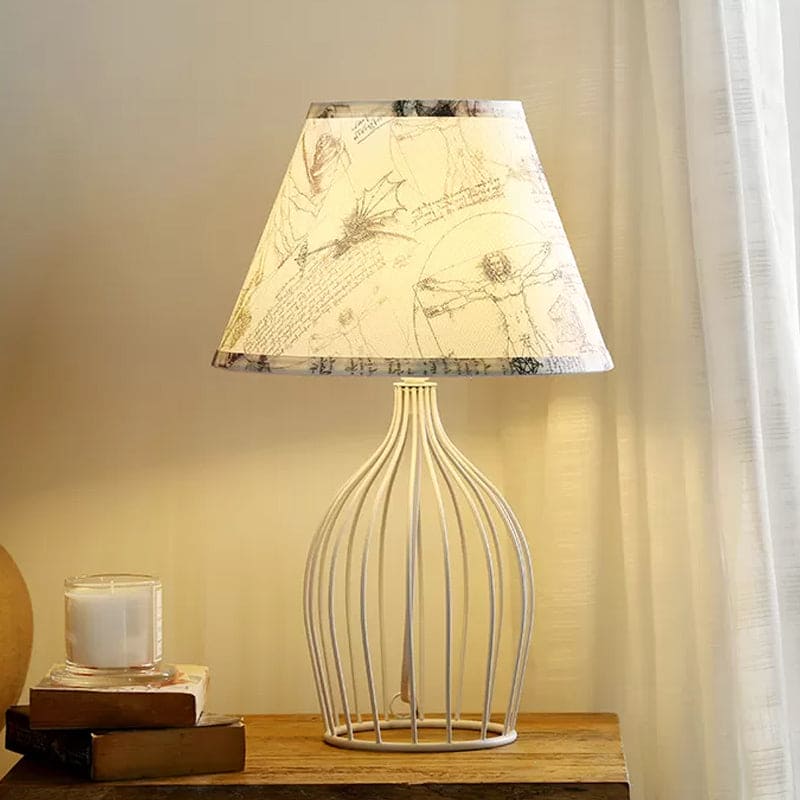 Lámpara de Mesa Elegante de Metal con Pantalla Cónica