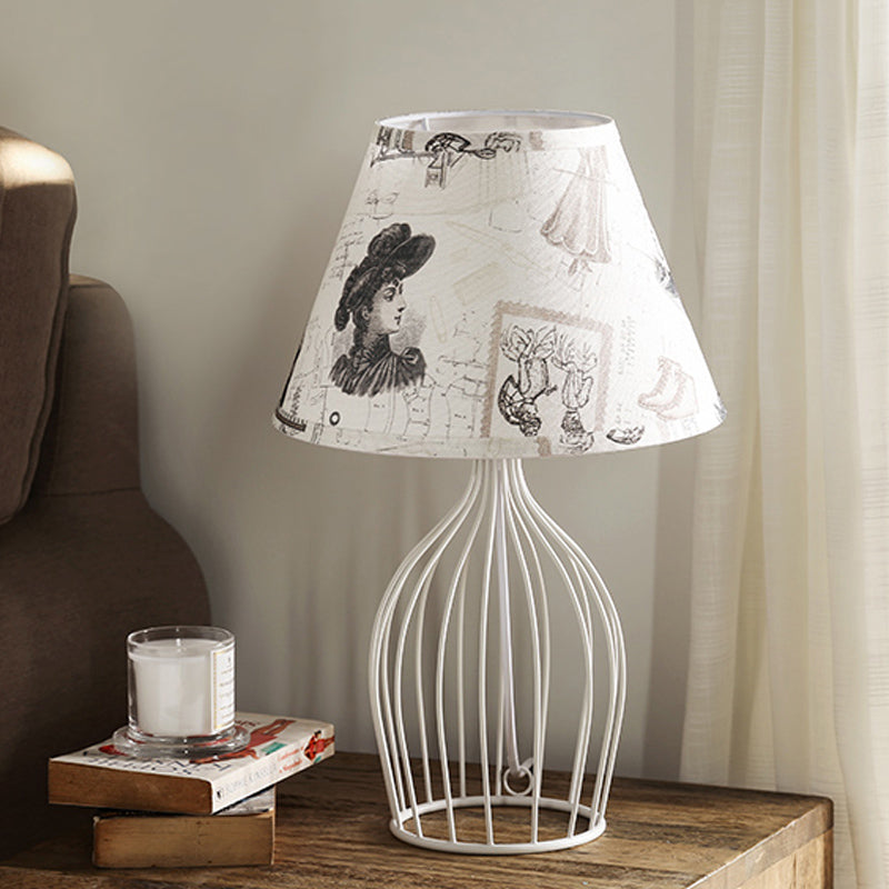 Lámpara de Mesa Elegante de Metal con Pantalla Cónica