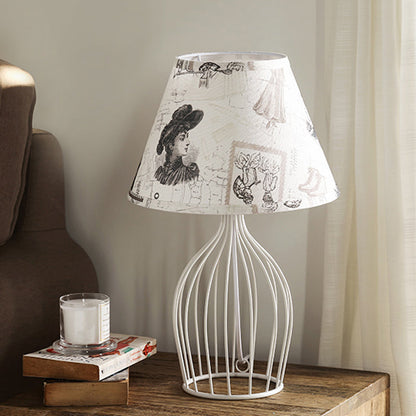 Lámpara de Mesa Elegante de Metal con Pantalla Cónica