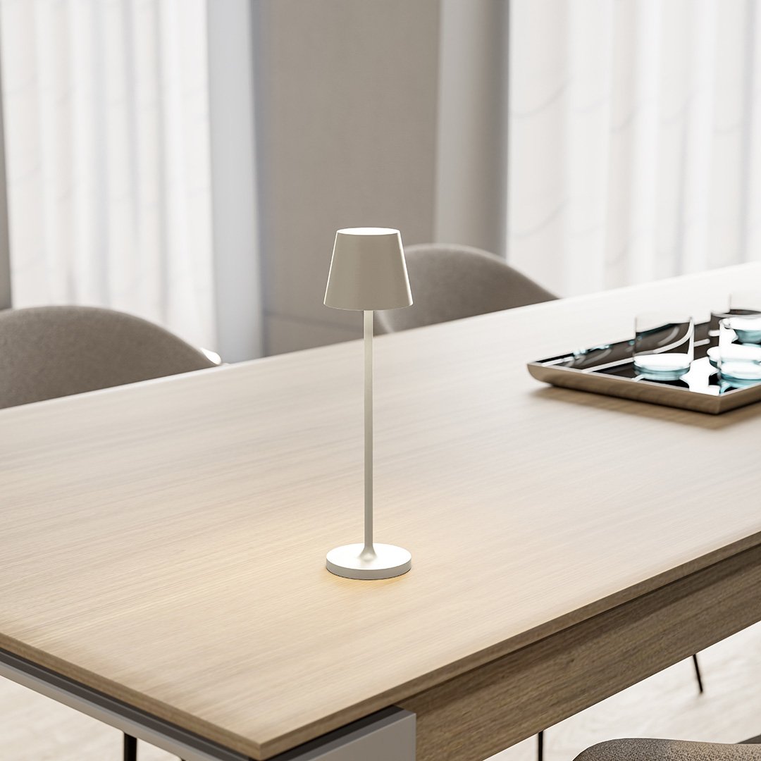 Lámpara LED compacta con pantalla táctil y larga vida útil