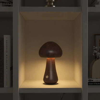 Lámpara de hongo en madera natural